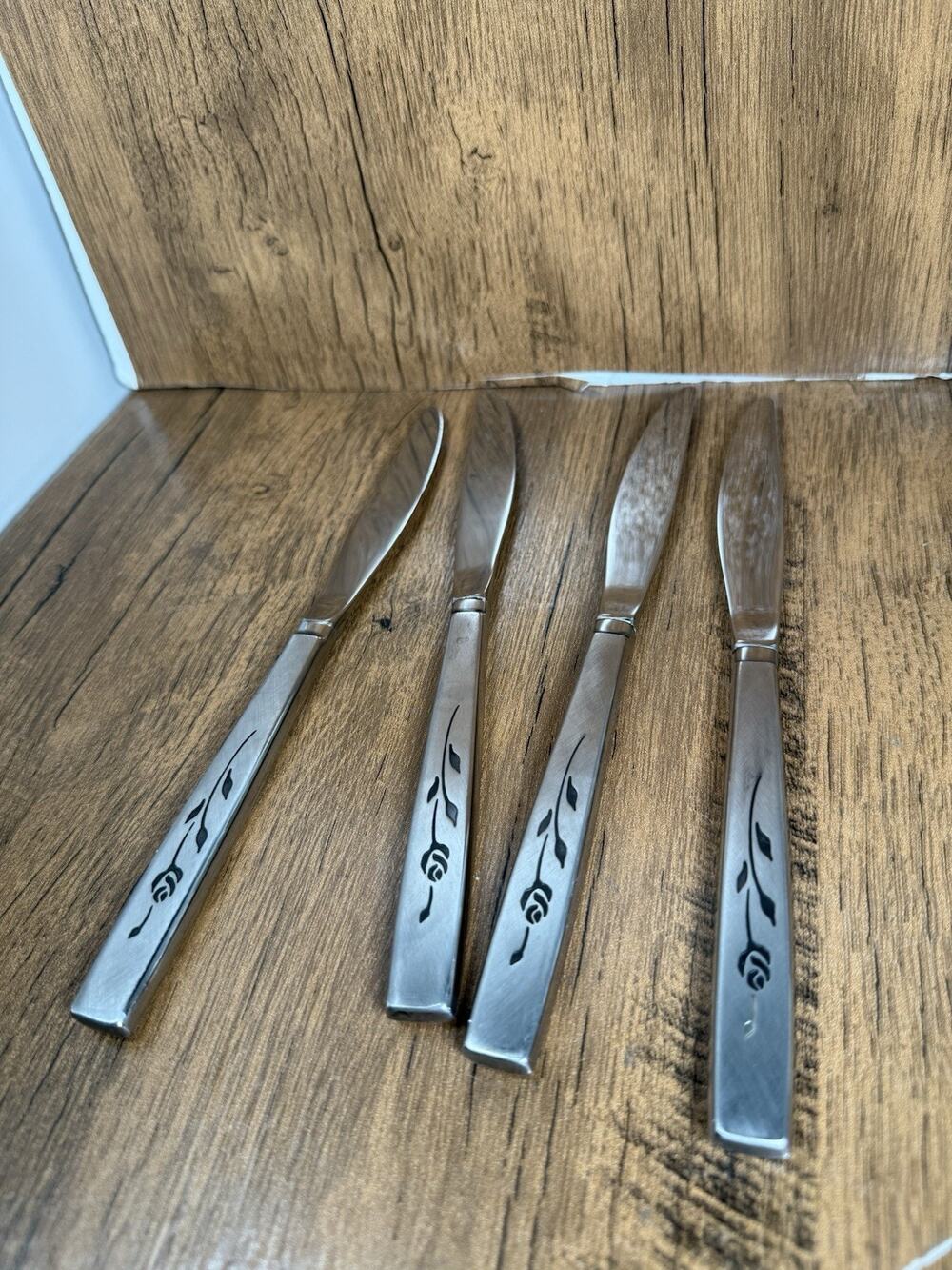 Oneida CAPISTRANO Stainless Butter Knives Lot Of 4 Deluxe Rose Flatware